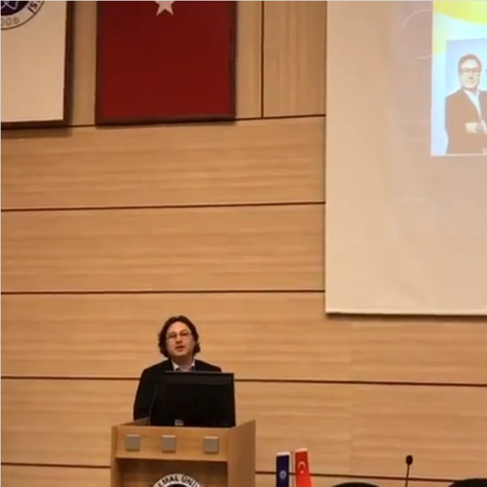 Selçuk Ergenç Tekirdağ Namık Kemal Üniversitesi Kariyer Her Yerde etkinliğinde konuşurken